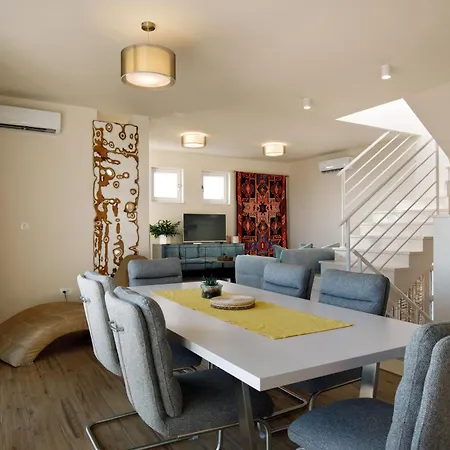 Holiday home Fuer 6 Personen Ca, 130 M Sup2 In Okrug Gornji, Adriakueste Kroatien Kroatische Inseln