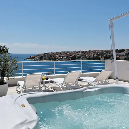 Fuer 6 Personen Ca, 130 M Sup2 In Okrug Gornji, Adriakueste Kroatien Kroatische Inseln Holiday home Trogir